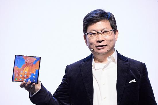 图说：余承东发布新款折叠屏手机 采访对象提供

