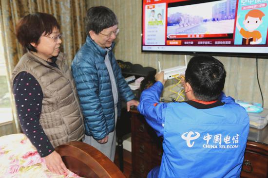 图为中国电信上海公司浦东三林世博分局的装维专员张丰收,在贵龙园小区为客户调试全屋WiFi。王万隆摄影