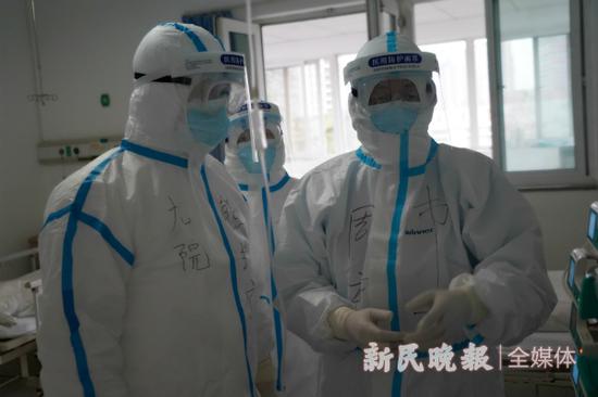 图说：两位专家在武汉金银潭医院北三楼重症病房讨论患者病情 新民晚报记者 郜阳 摄

