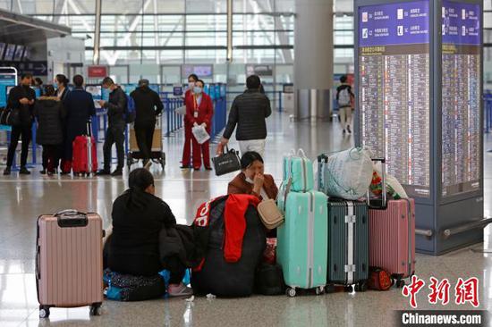 旅客在浦东机场T2航站楼内等待办理登机手续。 殷立勤 摄