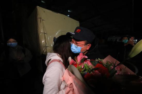 张明鸣（放射科） 新婚夫妻见面，与妻子拥抱痛哭
