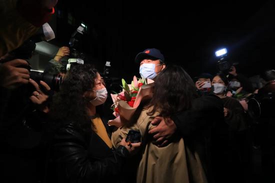 家人团聚，雷撼女儿抱着爸爸，左边是妻子