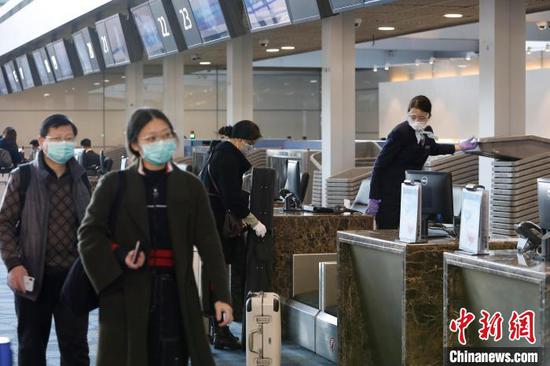 旅客在浦东机场T1航站楼内办理登机手续。 殷立勤 摄