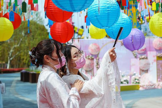 图说:部分游客特意穿上汉服 采访对象供图(下同)