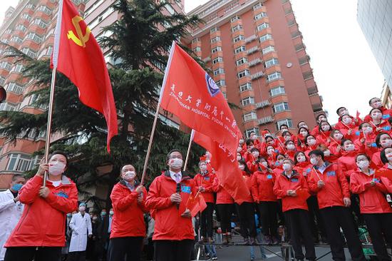 图说：复旦大学附属中山医院第四批赴武汉医疗队抵沪后顺利解除隔离 院方供图（下同）

