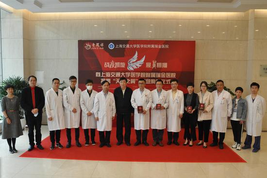 　　中共黄浦区委书记杲云，老凤祥股份有限公司董事长石力华为瑞金医院白衣战士赠与老凤祥“天使之翼”纪念胸针