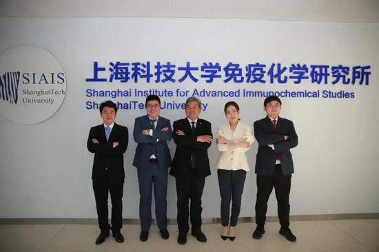 免疫化学研究所饶子和课题组成员合影（从左到右：李俊、赵耀、饶子和、张璐、王权）

