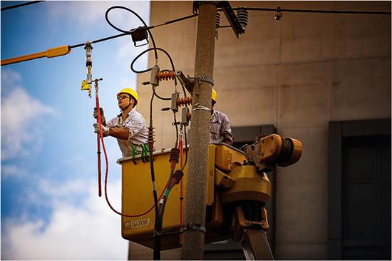 国网上海电力积极推广带电作业方式减少停电时间。

