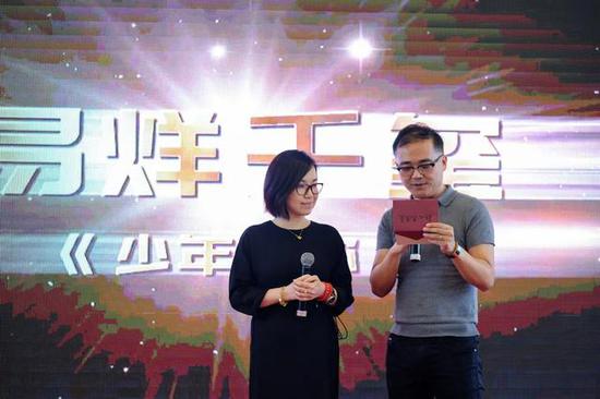 　　颁奖嘉宾：（左）王晔 上海国际影视节中心副主任 &nbsp; （右）程波 上海大学上海电影学院副院长、教授