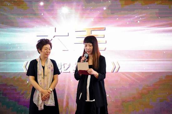 颁奖嘉宾： &nbsp; （左）赵云 上海电影家协会专职副主席 &nbsp; （右）张琪 上影集团国家一级编剧