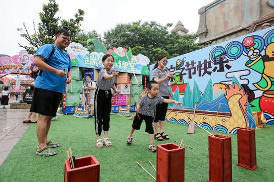 图说:上海欢乐谷投壶游戏 来源/采访对象供图