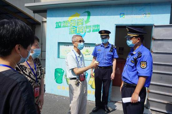 闵行区人大代表联合城管执法中队在江川路街道辖区内进行联合执法检查。 闵行区供图