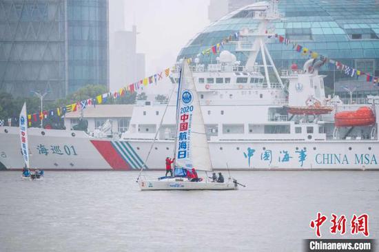 15艘帆船以表演赛的形式,在黄浦江上绕标巡游。 王雨青 摄