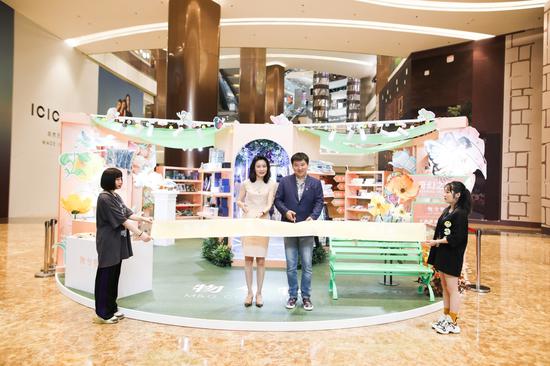 品源文华CEO仇非和正大广场首席市场官吴贤敏出席开幕仪式