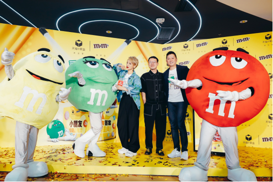 (从左到右)M&M’S品牌大使宁静,天猫小黑盒团队嘉宾 玛氏箭牌中国区总裁麦伟坚Clarence Mak 合影留念