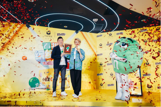 玛氏箭牌中国区总裁麦伟坚Clarence Mak,M&M’S品牌大使宁静 合影留念