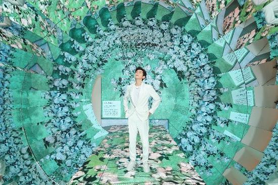 图八:Fresh馥蕾诗品牌代言人王源在玫瑰花万花筒中互动体验