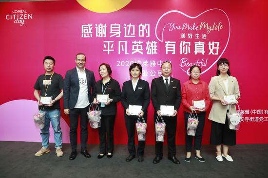 欧莱雅中国总裁兼CEO费博瑞先生向身边的一线平凡英雄献花与感谢卡