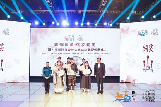 3号选手侯玲玲、刘艳、杨永琦、14号选手王玺越、 25号选手张佳蕾荣获铜奖