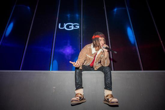 “茸系青年”孩子王身着 UGG®克林特剪羊毛卡车司机夹克
及 UGG®x Feng Chen Wang 联名合作款鞋履引爆全场