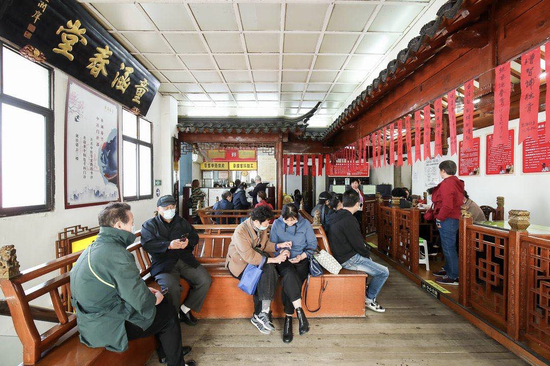 配图:现场义诊照片