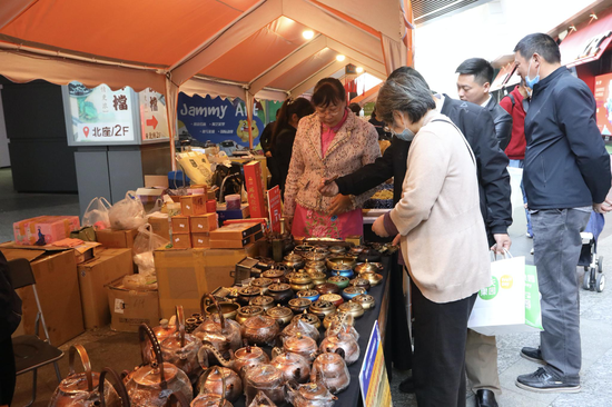 市民现场认真选购,品尝美味消费扶贫