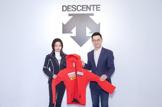 迪桑特(中国)有限公司总裁乐俊赠送礼物