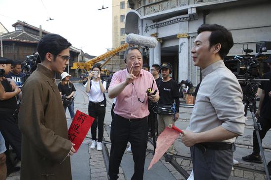 导演滕俊杰在歌剧电影《贺绿汀》拍摄现场给演员讲戏