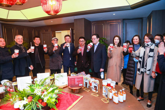 童涵春堂城隍庙店开业仪式现场嘉宾体验养生奶茶