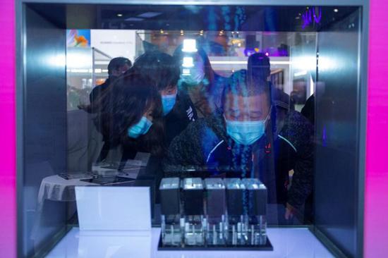 图为产品展示台,50㎛的超薄柔性玻璃盖板产品分别呈现出1.0R/1.5R/2.0R/2.5R的折角形态。这表明苏钏科技的产品适用于各种形态下的柔性场景,不仅在柔韧性上能达到产品需求,同时在强度上真正做到以柔克刚的效果。