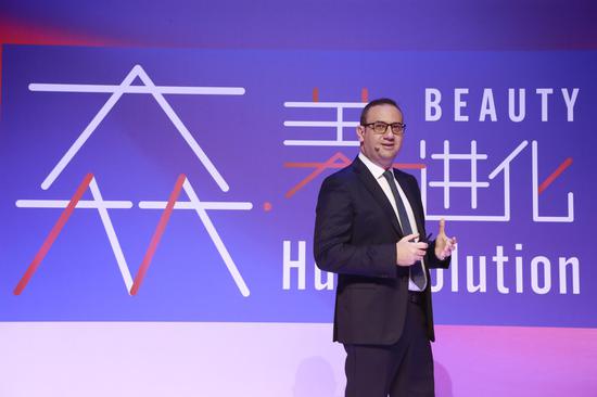 欧莱雅北亚区总裁兼中国首席执行官费博瑞先生发表主题演讲《美的𡘙进化》