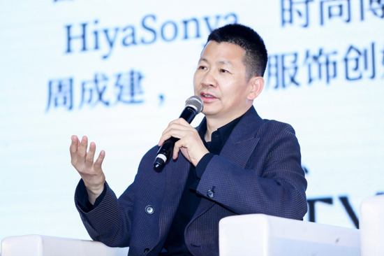 　　“时尚产业新格局与品牌新姿态” 论坛活动现场 - 美特斯邦威集团创始人周成建先生分享MECITY品牌升级规划。