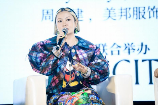 　　“时尚产业新格局与品牌新姿态” 论坛活动现场 - 国际知名时装创意人Lucia Liu对MECITY21秋冬季产品发表见解。