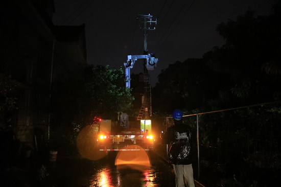 受台风“烟火”影响,嘉定沁园别墅供电设施遭断裂树枝影响发生短路故障,国网上海嘉定供电公司员工冒着风雨进行抢修