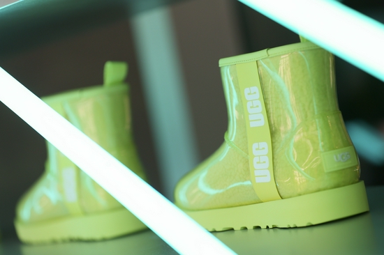 UGG®果冻靴 展示于‘异彩颜究所’多重异彩空间