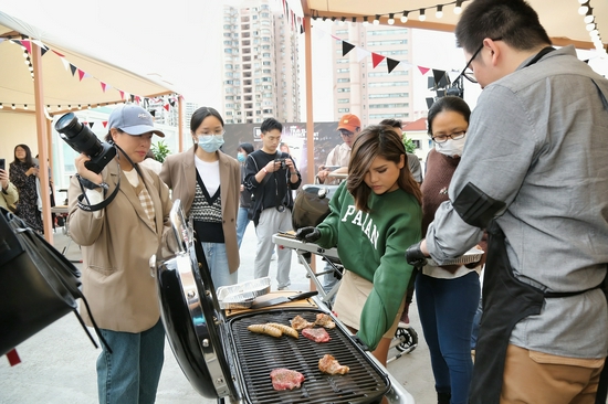 现场来宾亲自体验BBQ烤肉