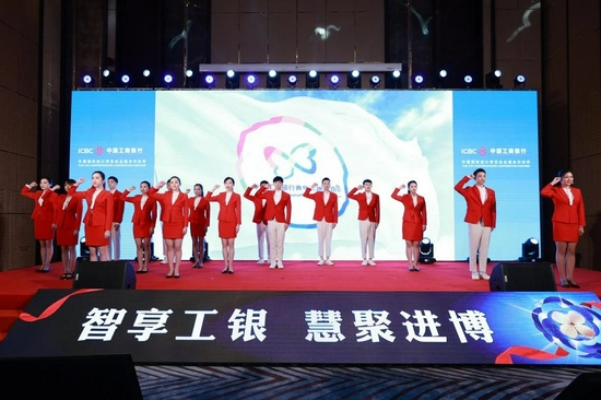 在工商银行与中国国际进口博览局全面合作协议签约仪式上，工行青年志愿者代表庄严誓师。