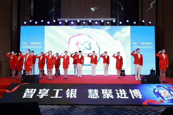 在工商银行与中国国际进口博览局全面合作协议签约仪式上,工行青年志愿者代表庄严誓师。