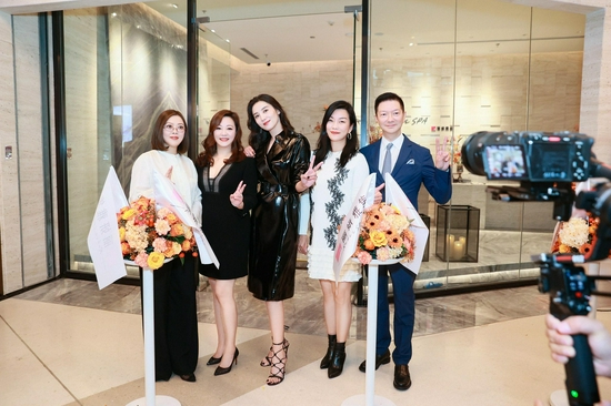 　　（左起）丽妍雅集Rubis SPA品牌总经理Rose徐婷怡女士、品牌创始人Ruby顾镕女士、著名演员宋佳女士、中国新天地商业总监兼瑞虹天地项目总经理陈纯女士、Danny潘家辉先生共同剪彩，庆贺开业盛典