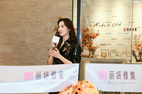 著名演员宋佳绝美登场剪彩仪式