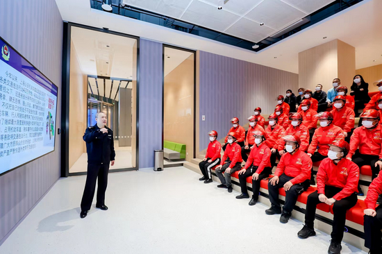 　　上海市公安局黄浦分队交警支队车宣大队大队长胡懿霏结合今年交通安全日的主题和全新视频教程，为骑手代表们开启首堂道路安全培训课程