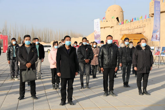 叶城县文旅局党组书记、四级调研员章中和(左二)、叶城县文旅局副局长杨志杰(右二)叶城县文旅局发展中心主任窦文娟(右一)
