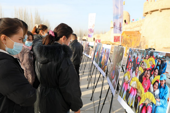 叶城县当地群众前来观展
