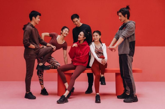 从左到右: lululemon厦门门店大使沈柯、人气博主钳钳妈阿曼达呀、lululemon北京门店大使左浩 lululemon品牌大使演员王紫璇、奥运冠军何姿、青年演员此沙