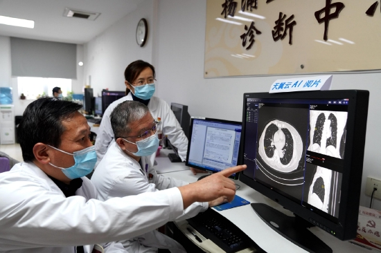 　　上海市杨浦区中心医院（同济大学附属杨浦医院）借助电信5G、千兆光网，运用天翼云AI智能分析，大大提高了CT等影像片子的读片效率。目前，已有上万张医学影像片通过天翼云平台，由商汤智能分析给出诊断报告。图为医生正通过专用终端，读取天翼云平台发来的阅片分析结果。摄影 王万隆