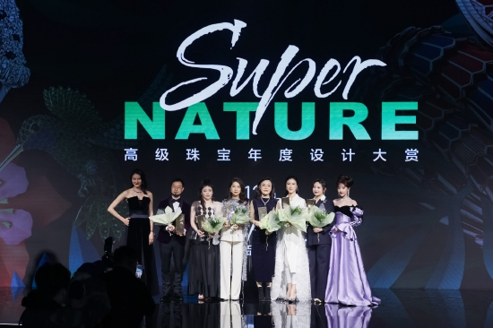 王诗晴(左一)与李艺彤(右一)一同为获奖嘉宾颁奖
