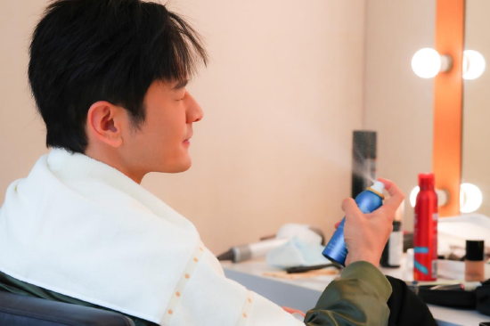 [图为：品牌代言人黄晓明使用La Colline科丽妍清泉嫩肌柔肤喷雾]