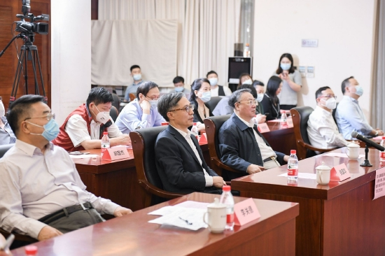 　　上海市商务委副主任张国华（左2）、上海现代服务业联合会常务副会长陈振鸿（左3）、副会长李关德（左1）出席活动
