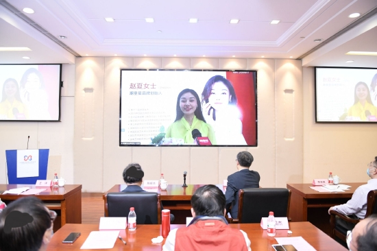 潮童星创始人赵夏通过视频连线向与会人员介绍潮童星品牌故事