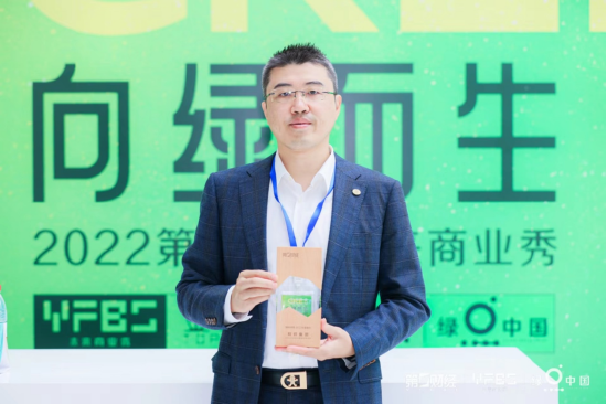 旺旺集团生产研发群副总处长陆健代表企业领奖
